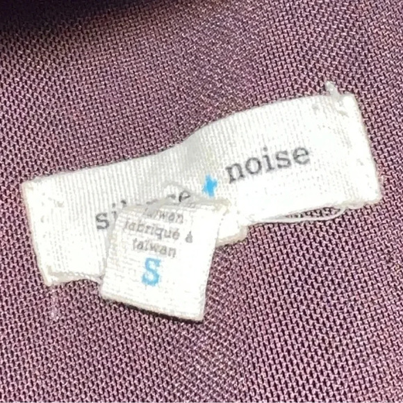 1456. SILENCE AND NOISE SLEEVELESS CROPPED TOP DEEP V NECKLINE FRONT AND BACK - Picture 6 of 10